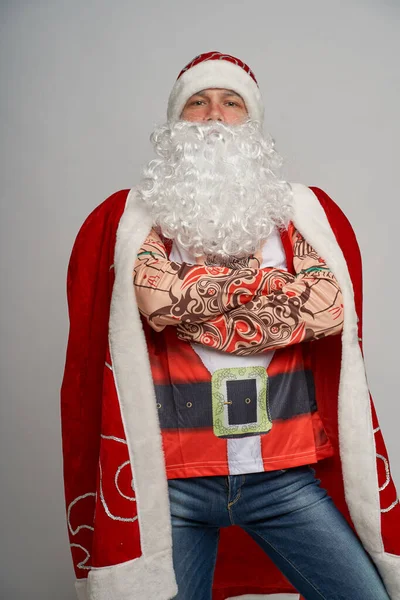 Erstaunlicher Mann mit Weihnachtsmann-Hut tanzte verrückte Tänze. — Stockfoto