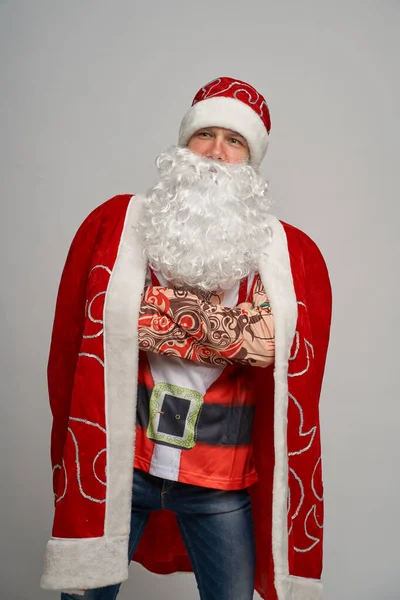 Erstaunlicher Mann mit Weihnachtsmann-Hut tanzte verrückte Tänze. — Stockfoto