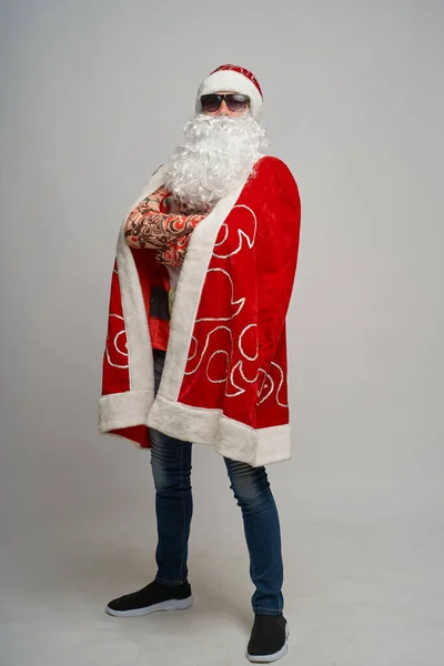 Increíble hombre en un sombrero de Santa Claus bailado bailes locos . — Foto de Stock