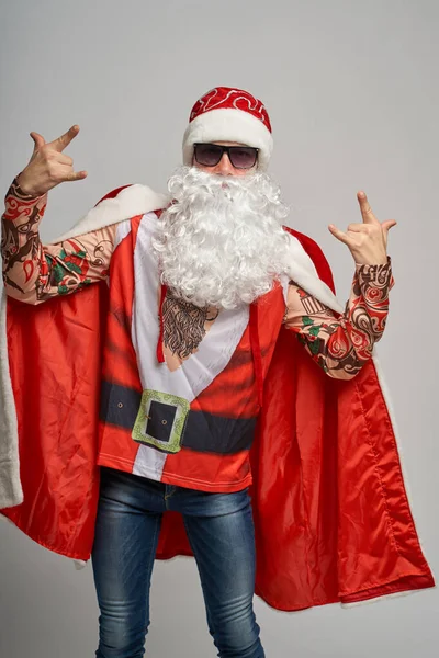 Erstaunlicher Mann mit Weihnachtsmann-Hut tanzte verrückte Tänze. — Stockfoto