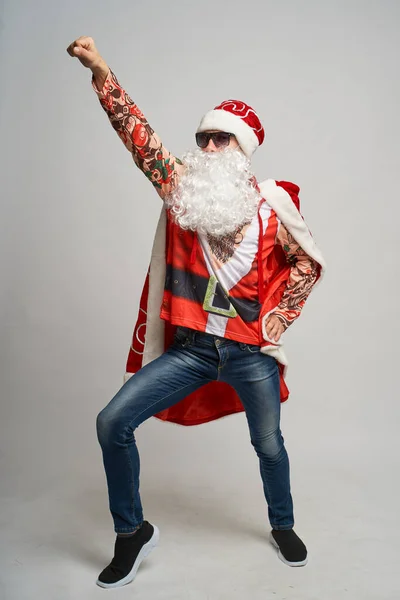 Úžasný muž v klobouku Santa Claus tančili crazy tance. — Stock fotografie