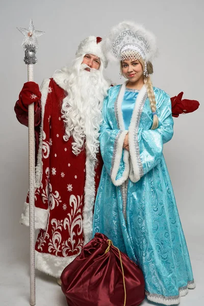 Père Noël et jeune fille des neiges isolées sur fond blanc gris — Photo