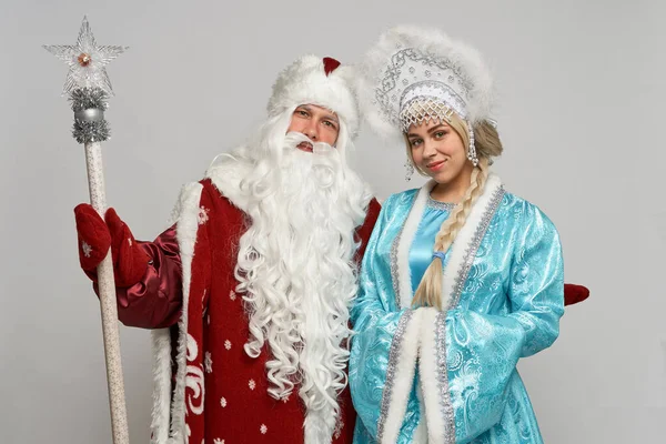 Santa Claus och snö jungfru isolerad på vit grå bakgrund — Stockfoto