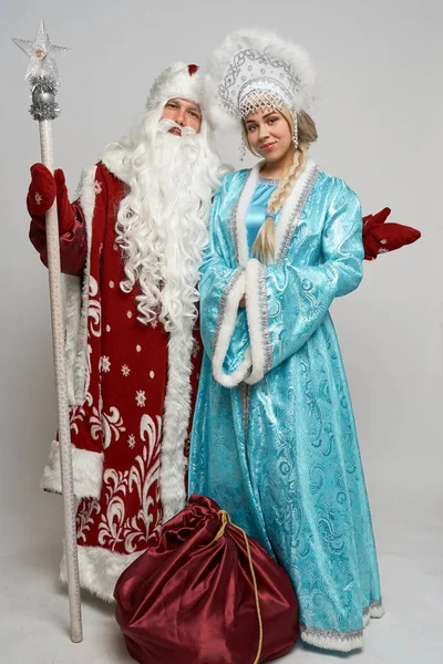 Père Noël et jeune fille des neiges isolées sur fond blanc gris — Photo