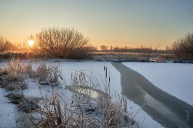 İlk kasım ayazları, birbirine bağlı göller ve buzlu nehirler. Pezinok.