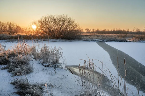 I primi geli di novembre, laghi legati e fiumi con ghiaccio. Pezinok . — Foto Stock