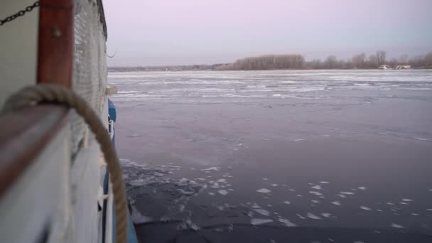 Navio Flutua Grande Rio Com Gelo — Vídeo de Stock