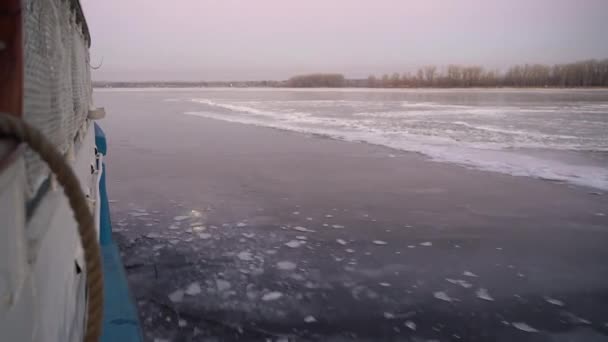 貨物船は氷の上に浮かぶバインドされた大きな川で 薄い氷を壊す 12月の朝 — ストック動画