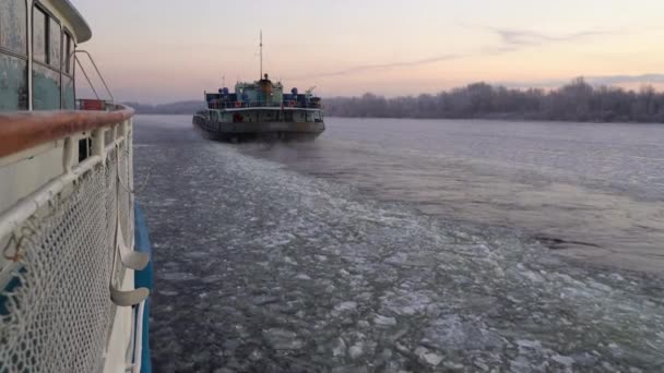 Frachtfähre Mit Ladung Schwimmt Auf Dem Eisgebundenen Großen Fluss Und — Stockvideo