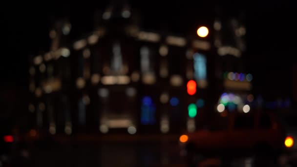 大都市の夜に道路上のぼやけたボケのトラフィック — ストック動画