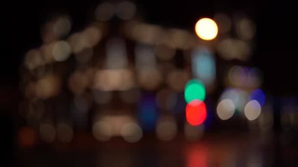 Circulation bokeh floue sur la route la nuit dans une grande ville .