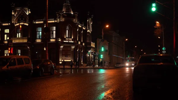 Wazig bokeh verkeer op de weg 's nachts in een grote stad. — Stockfoto