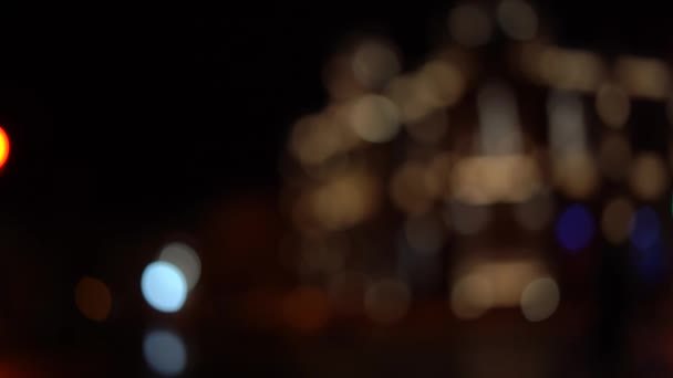 Circulation bokeh floue sur la route la nuit dans une grande ville 