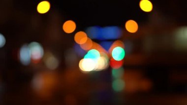 Büyük bir şehirde gece yollarda bulanık bokeh trafiği