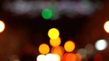 Büyük bir şehirde gece yollarda bulanık bokeh trafiği