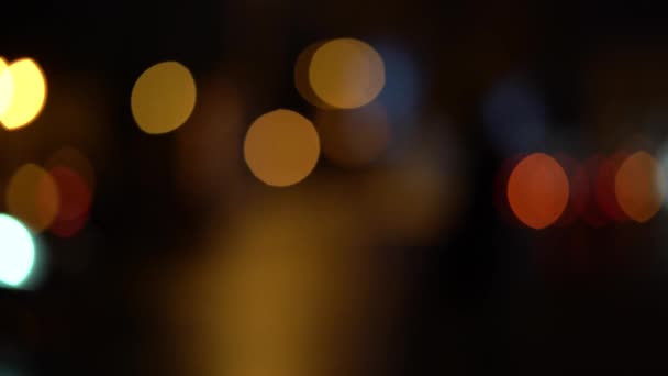 Circulation bokeh floue sur la route la nuit dans une grande ville 