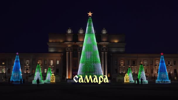 크리스마스 트리는 러시아 사마라에서 불꽃놀이가 전이다 사마라의 광장에서 기념식을 준비하는 — 비디오