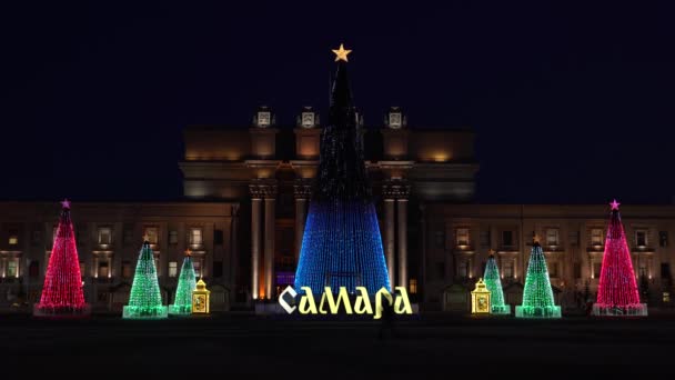 크리스마스 트리는 러시아 사마라에서 불꽃놀이가 전이다 사마라의 광장에서 기념식을 준비하는 — 비디오