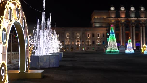 サマラ ロシアの前にタイムラプスのクリスマスツリー サマラのKuibyshev広場での新年のお祝いの準備 — ストック動画