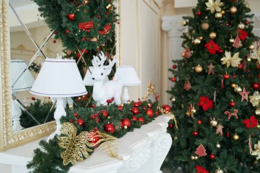 Noel havası, Noel ağacı, mutlu tatiller. Noel hediyesi kutusu, bulanık arkaplan, bokeh.