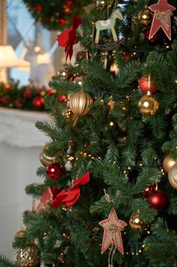 Noel havası, Noel ağacı, mutlu tatiller. Noel hediyesi kutusu, bulanık arkaplan, bokeh.