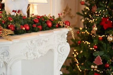 Noel havası, Noel ağacı, mutlu tatiller. Noel hediyesi kutusu, bulanık arkaplan, bokeh.