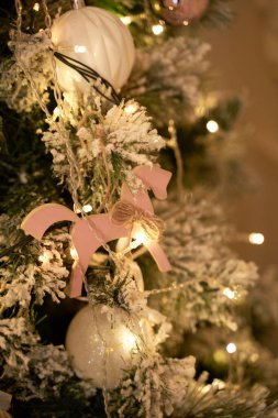 Noel havası, Noel ağacı, mutlu tatiller. Noel hediyesi kutusu, bulanık arkaplan, bokeh.