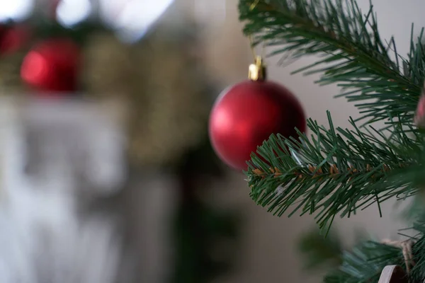 Humor de Natal, árvore de Natal, festas alegres. Caixa de presente de Natal, fundo borrado, bokeh . — Fotografia de Stock