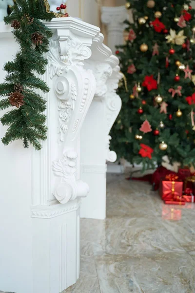 Noel havası, Noel ağacı, mutlu tatiller. Noel hediyesi kutusu, bulanık arkaplan, bokeh. — Stok fotoğraf