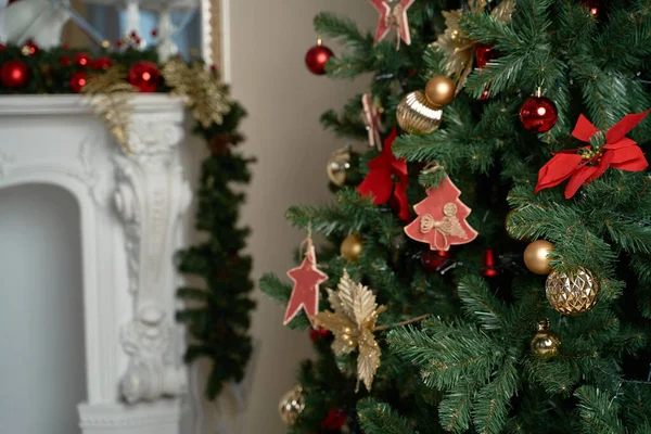 Humor navideño, árbol de Navidad, felices fiestas. Caja de regalo de Navidad, fondo borroso, bokeh . — Foto de Stock