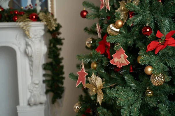 Kerststemming, kerstboom, fijne feestdagen. Kerstgeschenkdoos, Vage achtergrond, bokeh. — Stockfoto