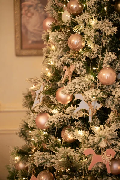 Humor navideño, árbol de Navidad, felices fiestas. Caja de regalo de Navidad, fondo borroso, bokeh . — Foto de Stock
