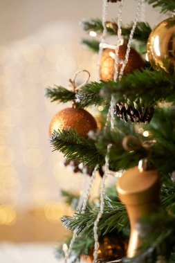 Noel havası, Noel ağacı, mutlu tatiller. Noel hediyesi kutusu, bulanık arkaplan, bokeh.