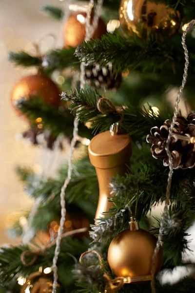 Humor de Natal, árvore de Natal, festas alegres. Caixa de presente de Natal, fundo borrado, bokeh . — Fotografia de Stock