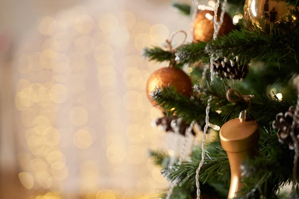 Humor de Natal, árvore de Natal, festas alegres. Caixa de presente de Natal, fundo borrado, bokeh . — Fotografia de Stock