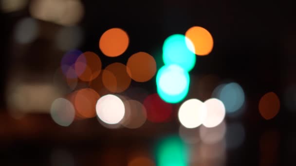 大都市で夜に道路上のぼやけたボケのトラフィック 12月の夜 — ストック動画