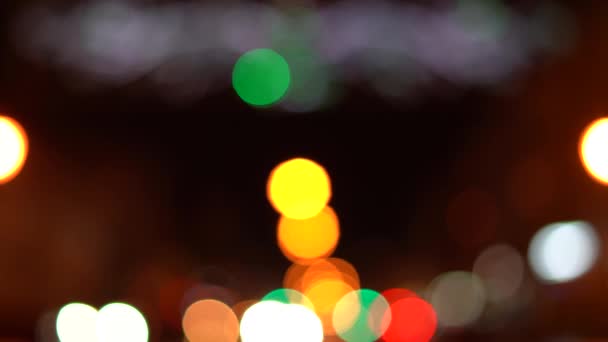 大都市で夜に道路上のぼやけたボケのトラフィック 12月の夜 — ストック動画