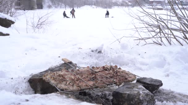 Zelfgemaakte Barbecue Oever Van Een Besneeuwde Rivier Koken Visvoer — Stockvideo