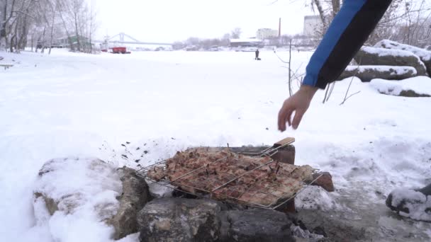 Domowe Grillowanie Brzegu Pokrytej Śniegiem Rzeki Gotowanie Wędkowanie Żywności — Wideo stockowe