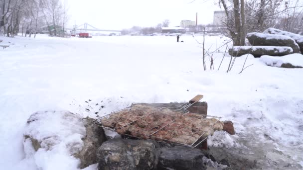 Zelfgemaakte Barbecue Oever Van Een Besneeuwde Rivier Koken Visvoer — Stockvideo