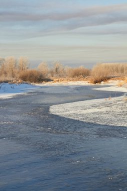 Kışın ağaçlar taze karla kaplıdır. Kış gölündeki ilk buz..