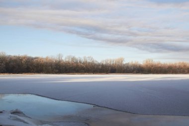 Kışın ağaçlar taze karla kaplıdır. Kış gölündeki ilk buz..