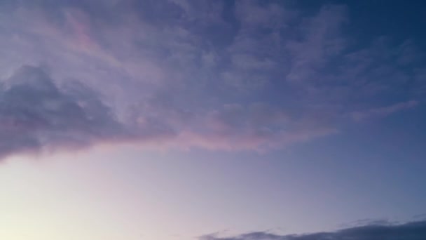 Piękny Wieczór Błękitne Niebo Zachodzie Słońca Płomiennymi Jasnymi Chmurami — Wideo stockowe