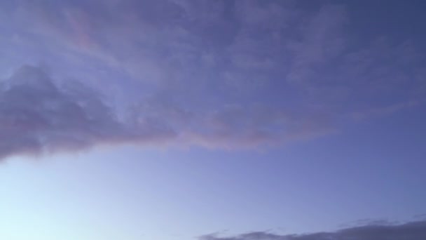 Krásná Večerní Modrá Obloha Při Západu Slunce Planoucími Jasnými Mraky — Stock video