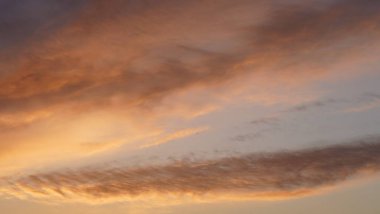 Güzel bir akşam mavi gökyüzü gün batımında parlayan parlak bulutlarla.