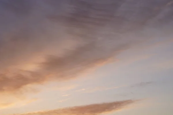 輝く明るい光の雲と夕日の美しい夜の青空 — ストック写真