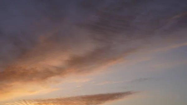 輝く明るい光の雲と夕日の美しい夜の青空 — ストック写真