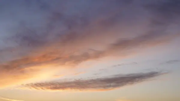 輝く明るい光の雲と夕日の美しい夜の青空 — ストック写真