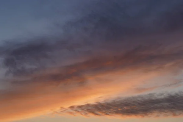 輝く明るい光の雲と夕日の美しい夜の青空 — ストック写真