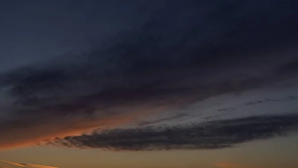 輝く明るい光の雲と夕日の美しい夜の青空 — ストック写真